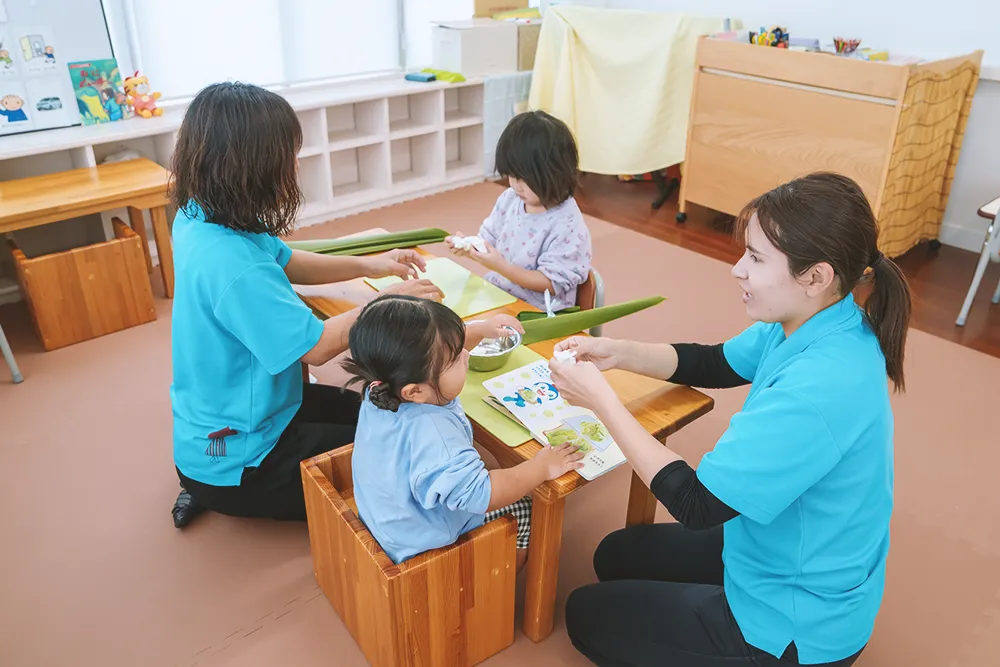 通所による療育（児童発達支援）の作業療法士・保育士による療育中の写真