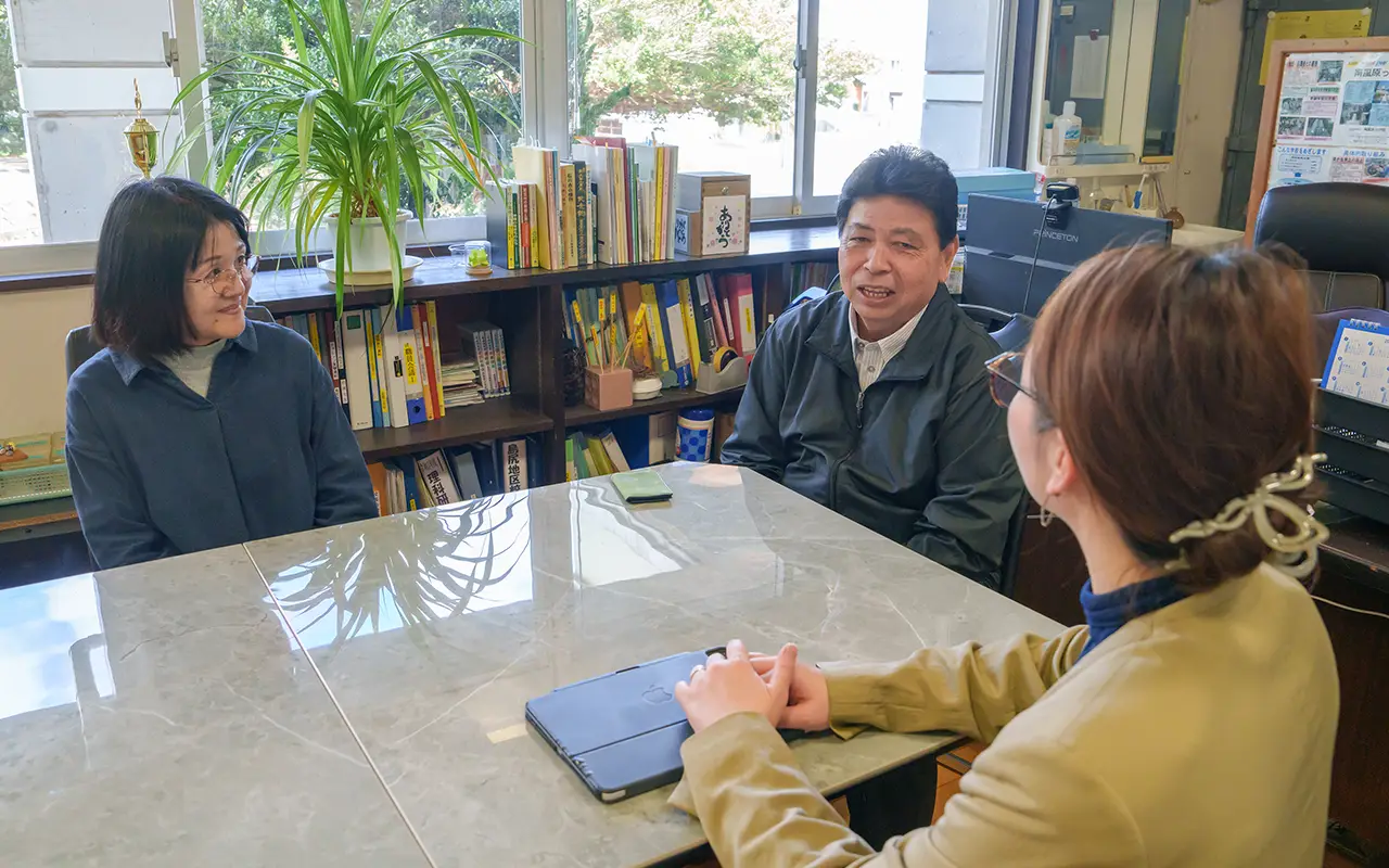 南風原小学校の前城校長先生と松川先生とお話する代表仲間（令和8年1月撮影）