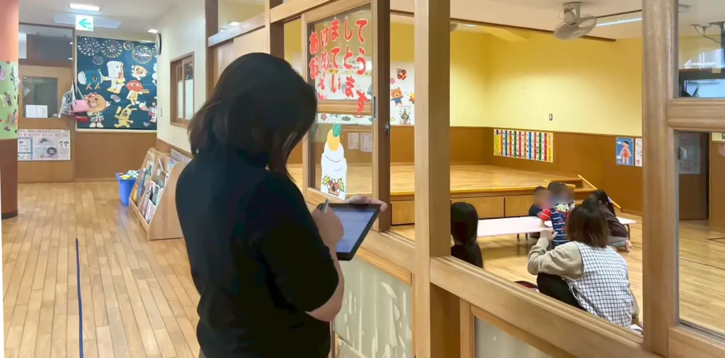 ゆいまわるの行政委託型学校訪問支援の作業療法士による学校作業療法の一環の観察の様子