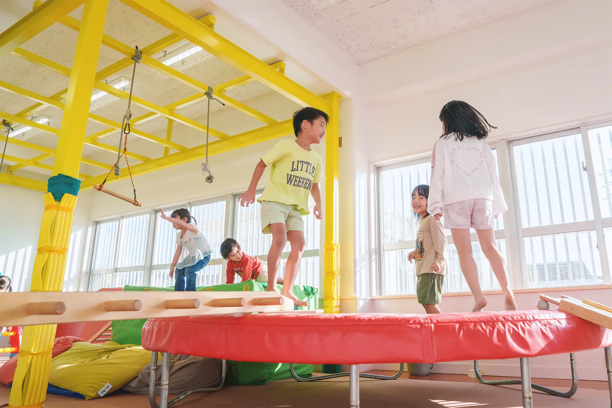 大型療育施設をつかって身体を思い切り動かして遊ぶ子どもたち