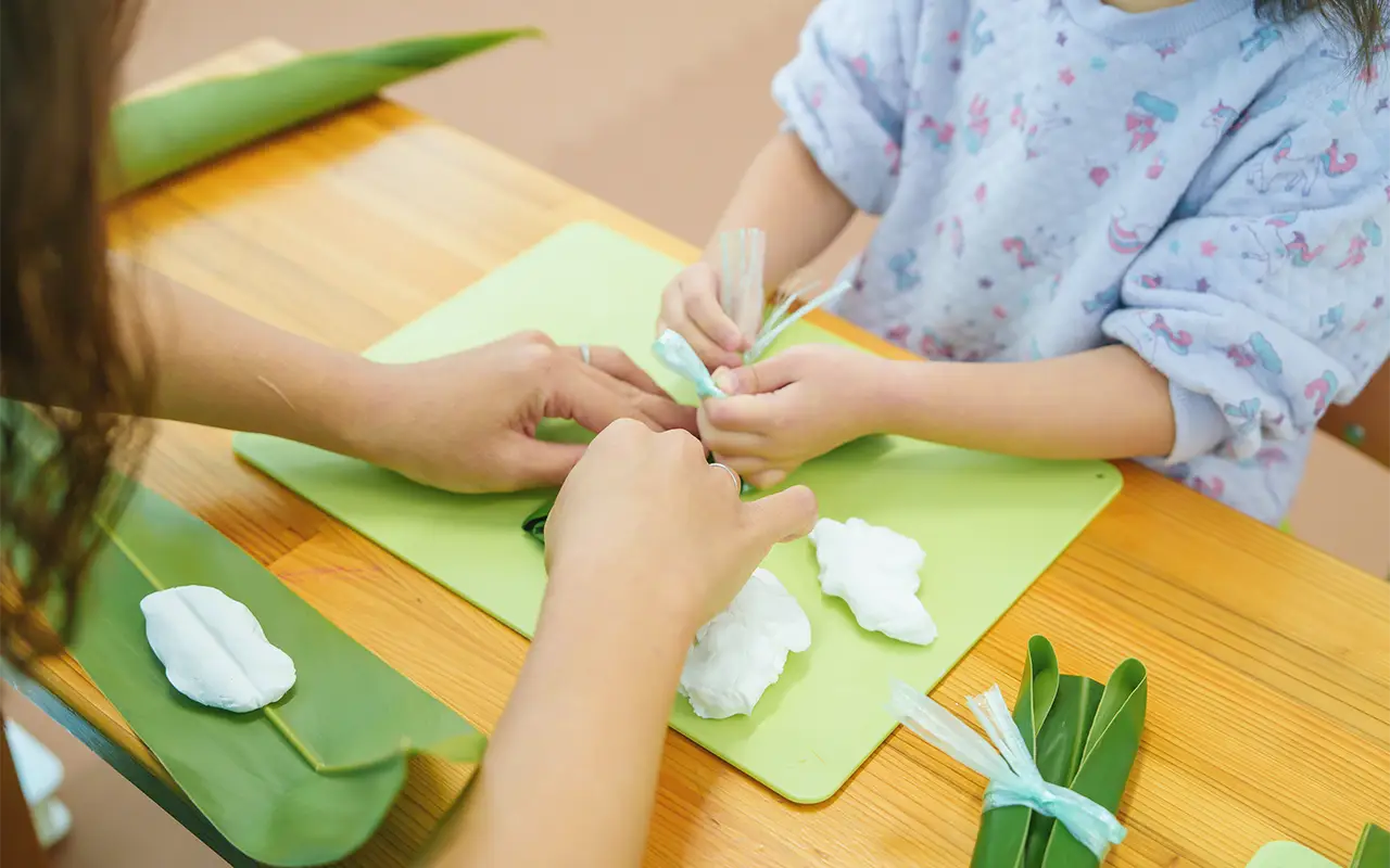 個別療育で紙粘土を使って制作。手指の使い方を学びます。