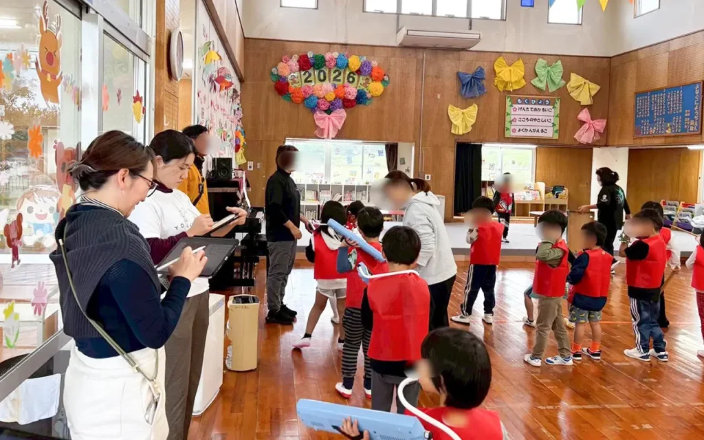 ゆいまわるの島プロジェクトでの作業療法士による小学校の授業の観察の様子