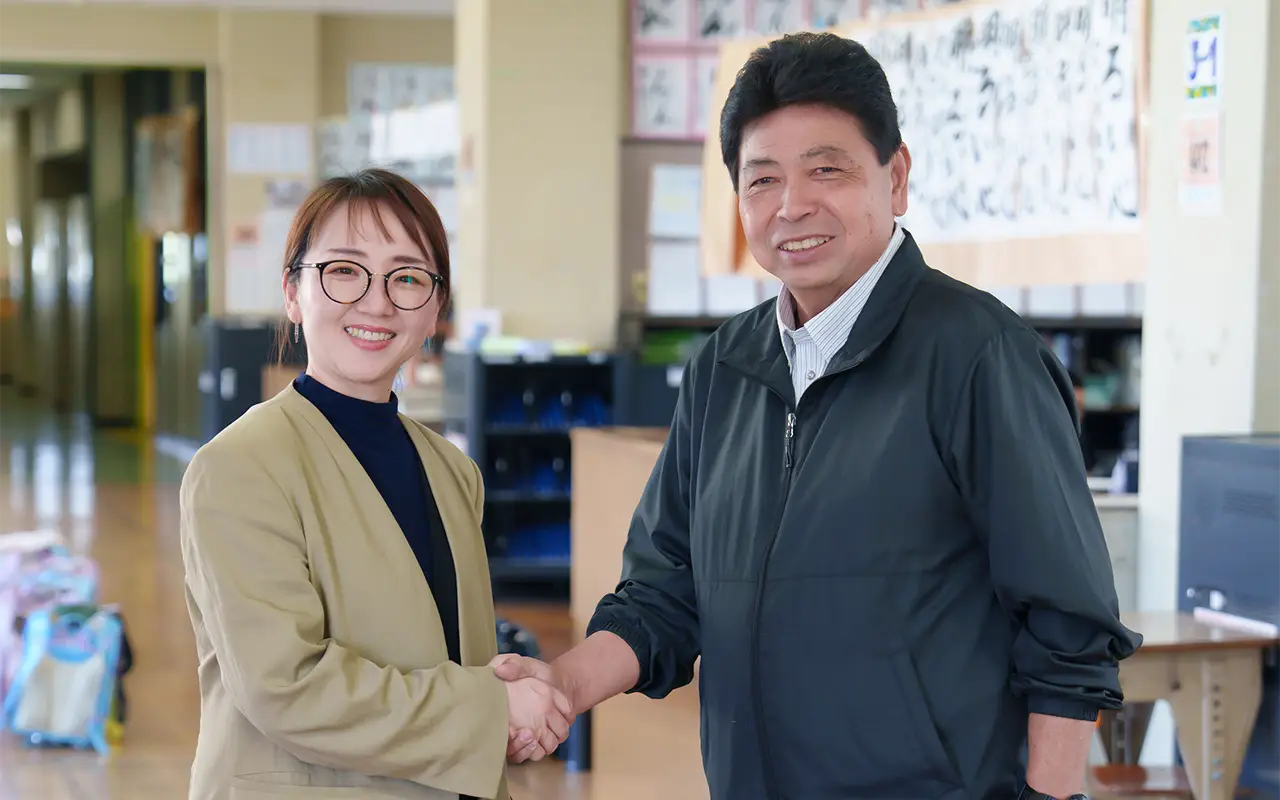 ゆいまわるのサイト制作にあたり多大なるご協力をいただいた、南風原小学校の前城光告校長先生と代表の仲間（令和8年1月）