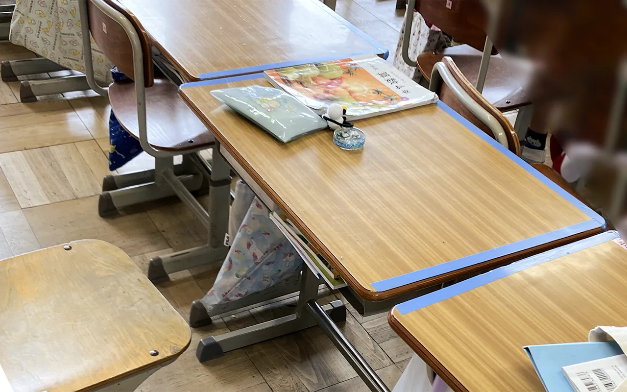 先生の「モノを落としてしまう」時の気づきで、机の端にテープを貼って端をわかりやすくした工夫。
教室で何人も「テープを貼ってほしい」という子がいました。