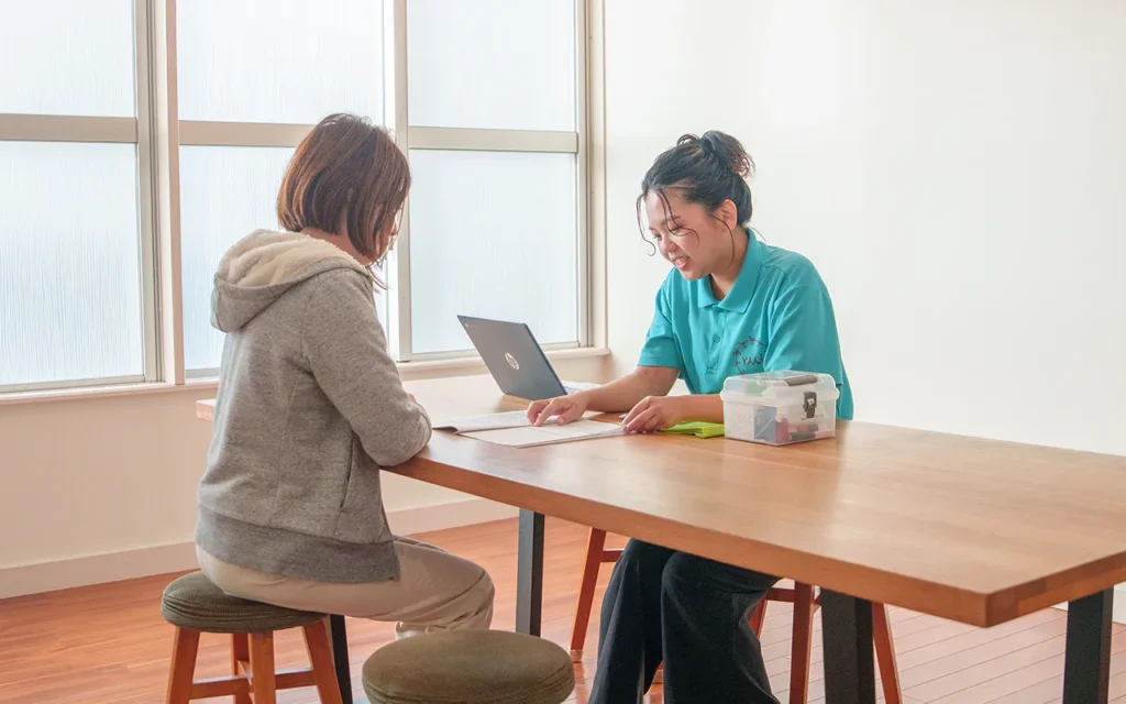 保護者とゆいまわるの相談・面談の様子