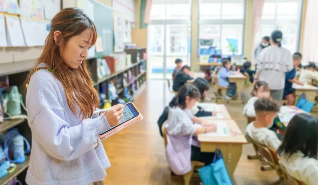 ゆいまわるの学校訪問支援での作業療法士による分析の様子