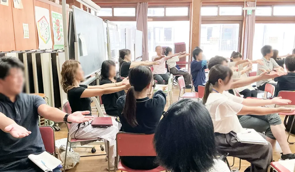 目を開けたり閉じたりしながら、指先を正面で合わせるワーク。身体の感覚や働きを体験しました。