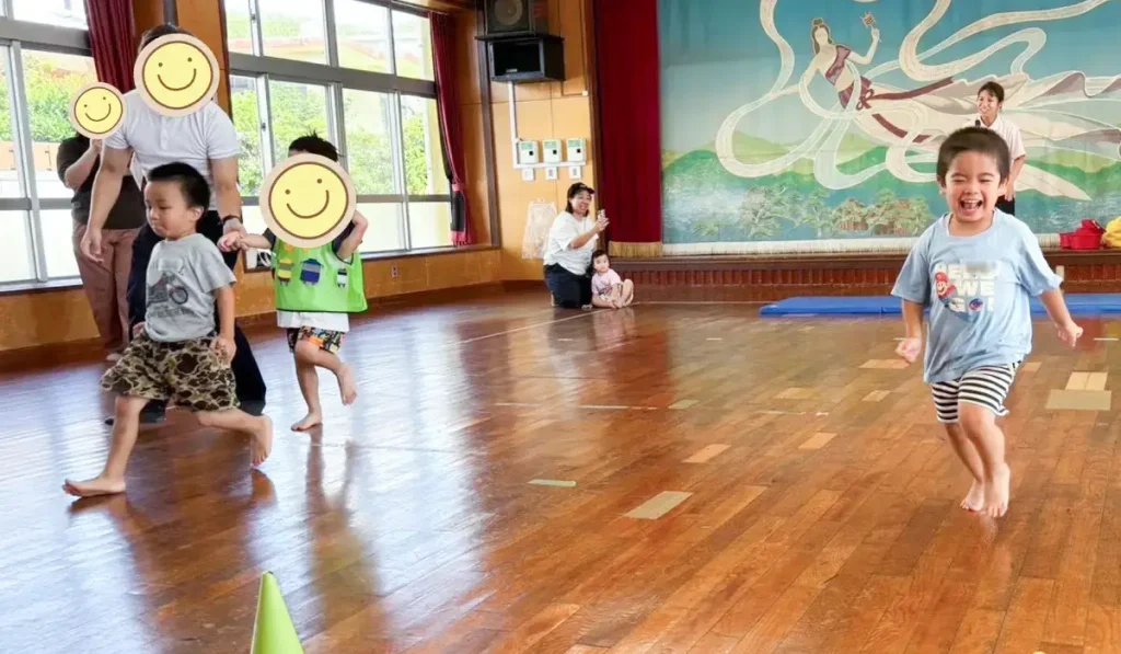 コーンをまわってゴールに向かって走る子どもたち