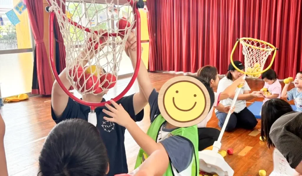 南風原町のミニミニ運動会で玉入れをする子どもたち